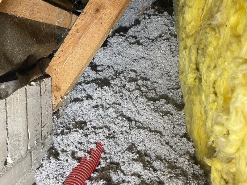 Drempel mit Teildämmung während der Einblasdämmung